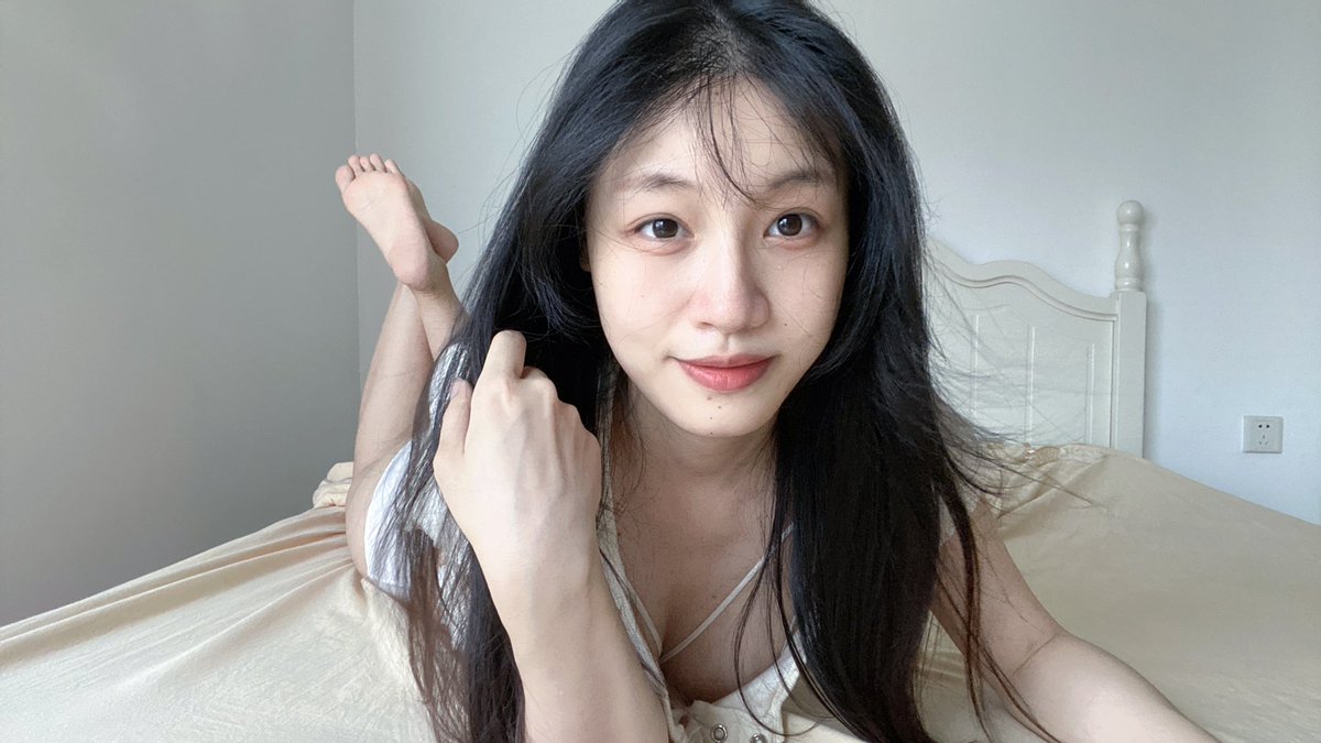 美颜相机里有个叫“通勤”滤镜简直封神级滤镜

一定要在原生模式下用这个滤镜 除此以外所有其它美化都关闭  就能得到明明没怎么调整但是人好看很多的照骗 https://t.co/i9lPEBKxjz