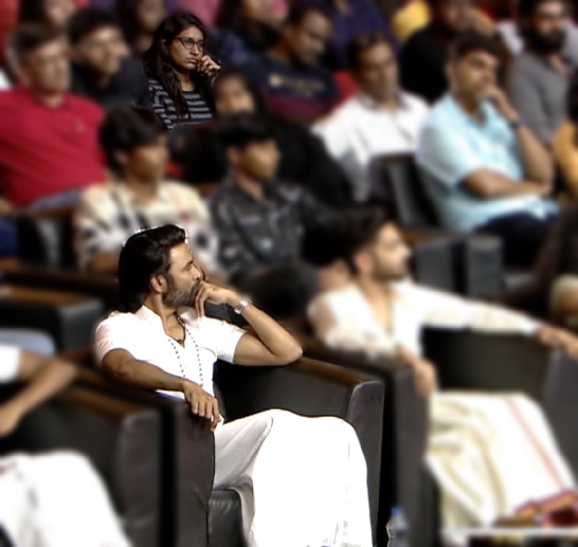 NishithaD_blood's tweet photo. Posing as D.! ❤️🙈
As Annan As Thangai.. 😛
Got this pic from my friends in Whatsapp❤️ #Thiruchitrambalam #Dhanush #D @dhanushkraja #ThiruchitrambalamCertifiedUA
#ThiruchitrambalamAudioLaunch #DFanGirl #Dblood Luv U D ❤️ https://t.co/uLhL40Qe65