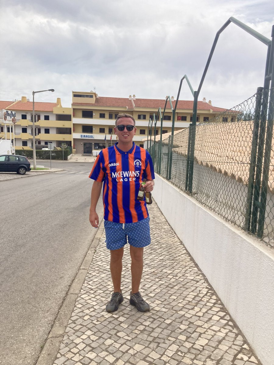 bainyy's tweet photo. Fat boy off out to watch the famous @RangersFC https://t.co/ELKnWAJxAx