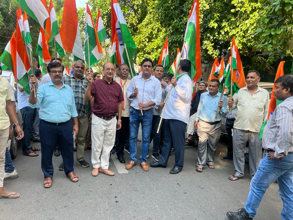 MsmeRegd's tweet photo. @MsmeRegd द्वारा तिरंगा पदयात्रा निकाली गयी एवं झंडे वितरित किये गए।
@PMOIndia @narendramodi @PibLucknow @UPGovt @_InvestUP @myogiadityanath @myogioffice @PankajSinghBJP @dr_maheshsharma @nimsmeeconnect @minmsme @upmsme https://t.co/cMMLPVvSqi