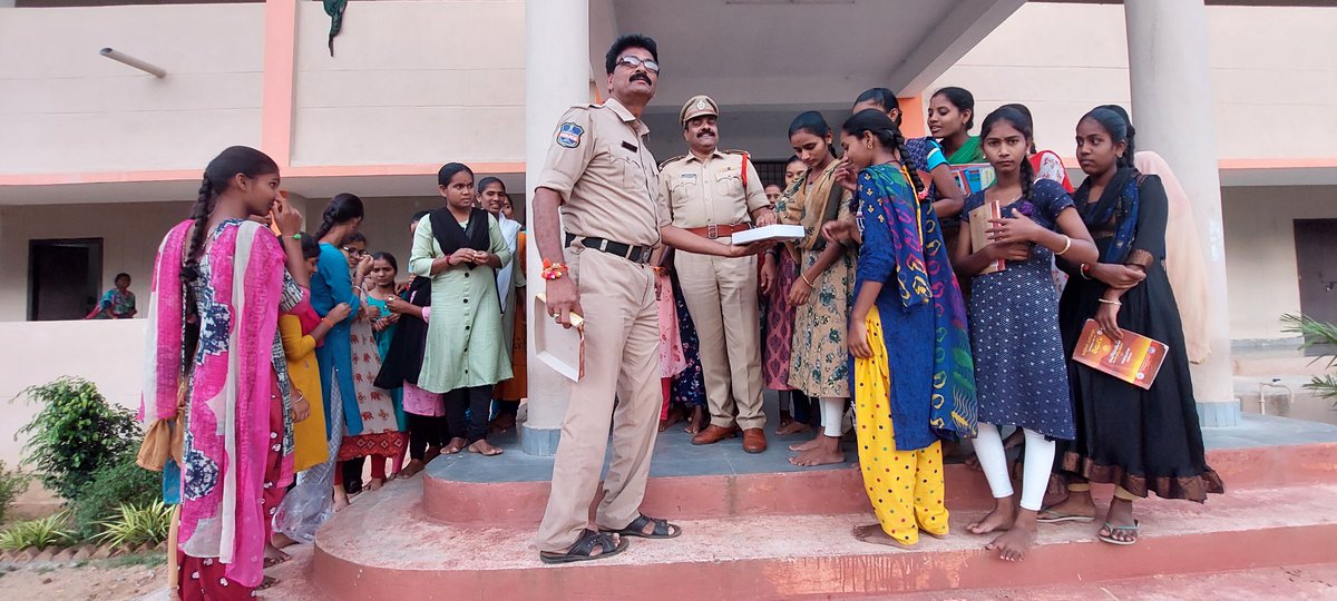 JinnaramPs's tweet photo. Rakshabandan at Kasturba Gandhi girls school, Jinnaram https://t.co/9uEVon1oET