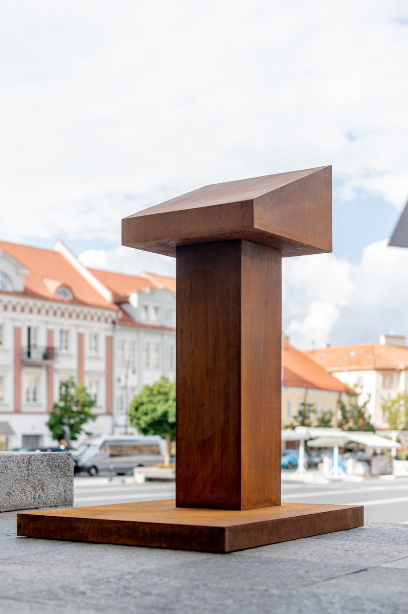 Av17Gallery's tweet photo. #av17gallery, continues to exhibit #contemporarysculpture in unconventional city spaces🗯
#RafalPieslak's piece "Rostrums" on the facade of the #VilniusTownHall
#av17gallery #contemporaryart #Vilnius #Lithuania https://t.co/cUG49NU3ba