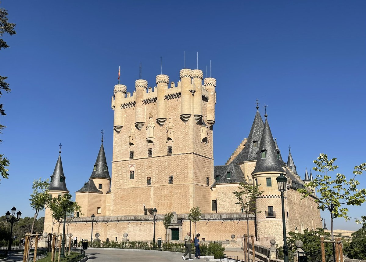 En Segovia, una ciudad preciosa, con su acueducto romano tan bien conservado y su espectacular alcázar.

#layton #profesorlayton #segovia #viajes #viaje #verano #vacaciones #castillo #acueducto #alcazar