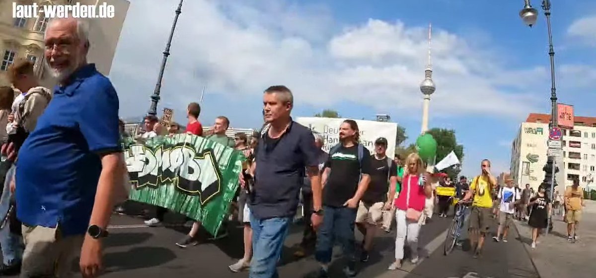 Darkfloppy1's tweet photo. Da ist er. Der #weedmob. Feiert die Leute!!!! https://t.co/EdsuCHrksi