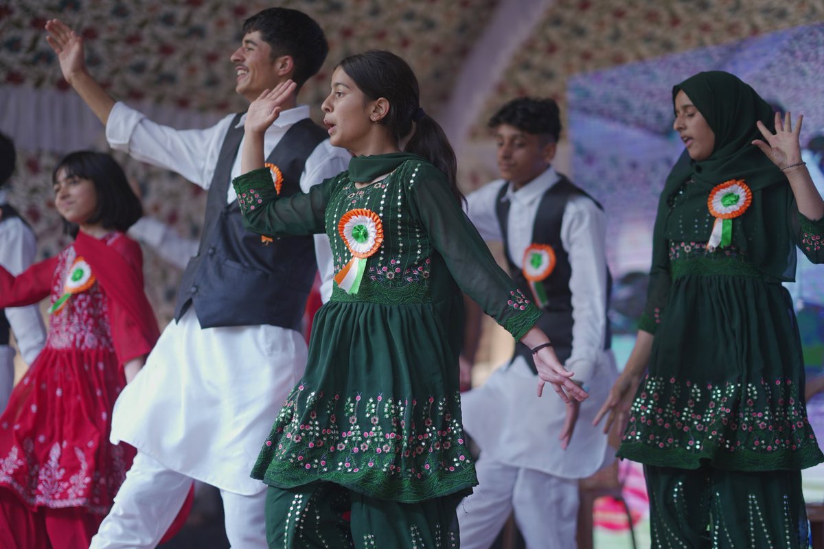 Jashn_e_K_2022's tweet photo. As the celebrations of International Youth Day &amp; Har Ghar Tiranga continues, we must not forget the dedication &amp; enthusiasm from the Kashmiri Youth ! A starling performance by the students of AGS Wain at #jashn_e_kupwara which left the audience speechless. @ChinarcorpsIA https://t.co/vgnr9gV3H8