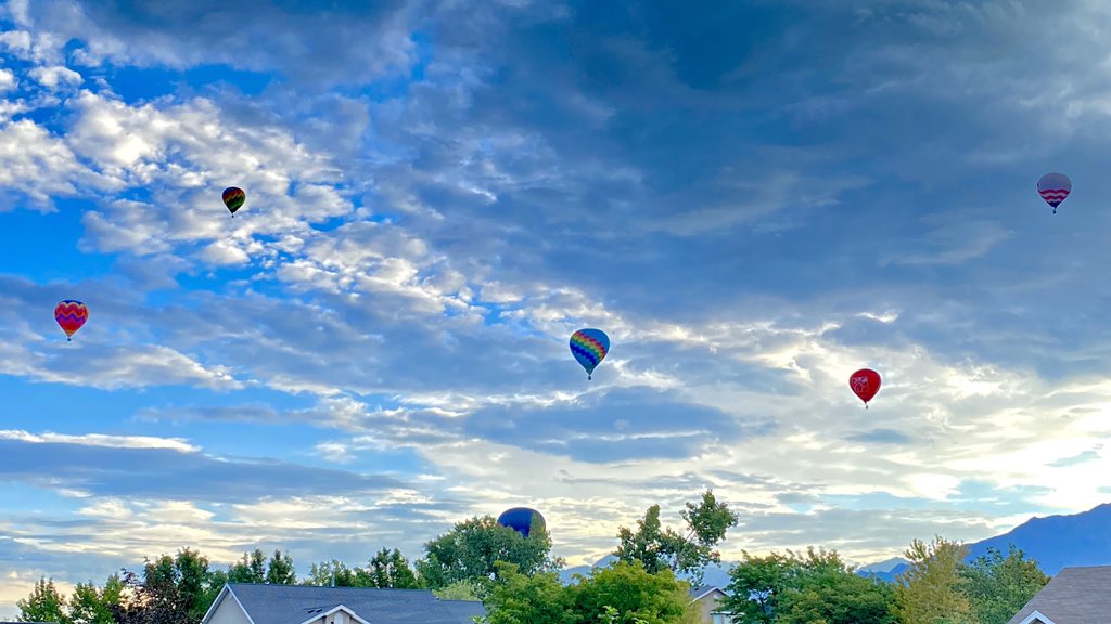 brianwusa's tweet photo. #Balloon #SandyUt from my house @sandycityutah @AlanaBrophyNews @AmyNayNews @dannahyer @weathercaster @UtahBamaFan @ThomasGeboyWX @KSL_Matt @spunky_libra https://t.co/ui9w7gJOzW