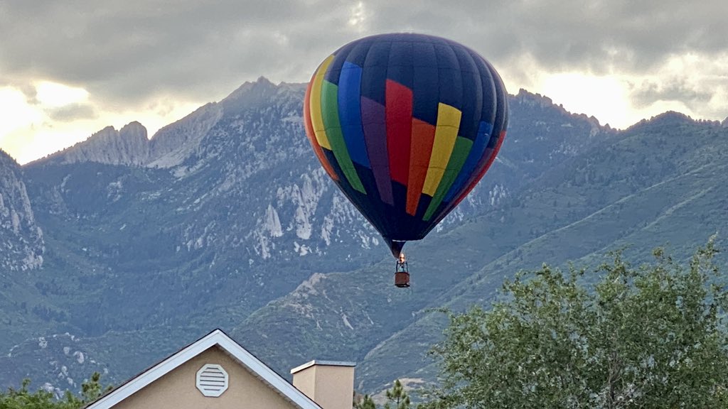 brianwusa's tweet photo. #Balloon #SandyUt from my house @sandycityutah @AlanaBrophyNews @AmyNayNews @dannahyer @weathercaster @UtahBamaFan @ThomasGeboyWX @KSL_Matt @spunky_libra https://t.co/ui9w7gJOzW