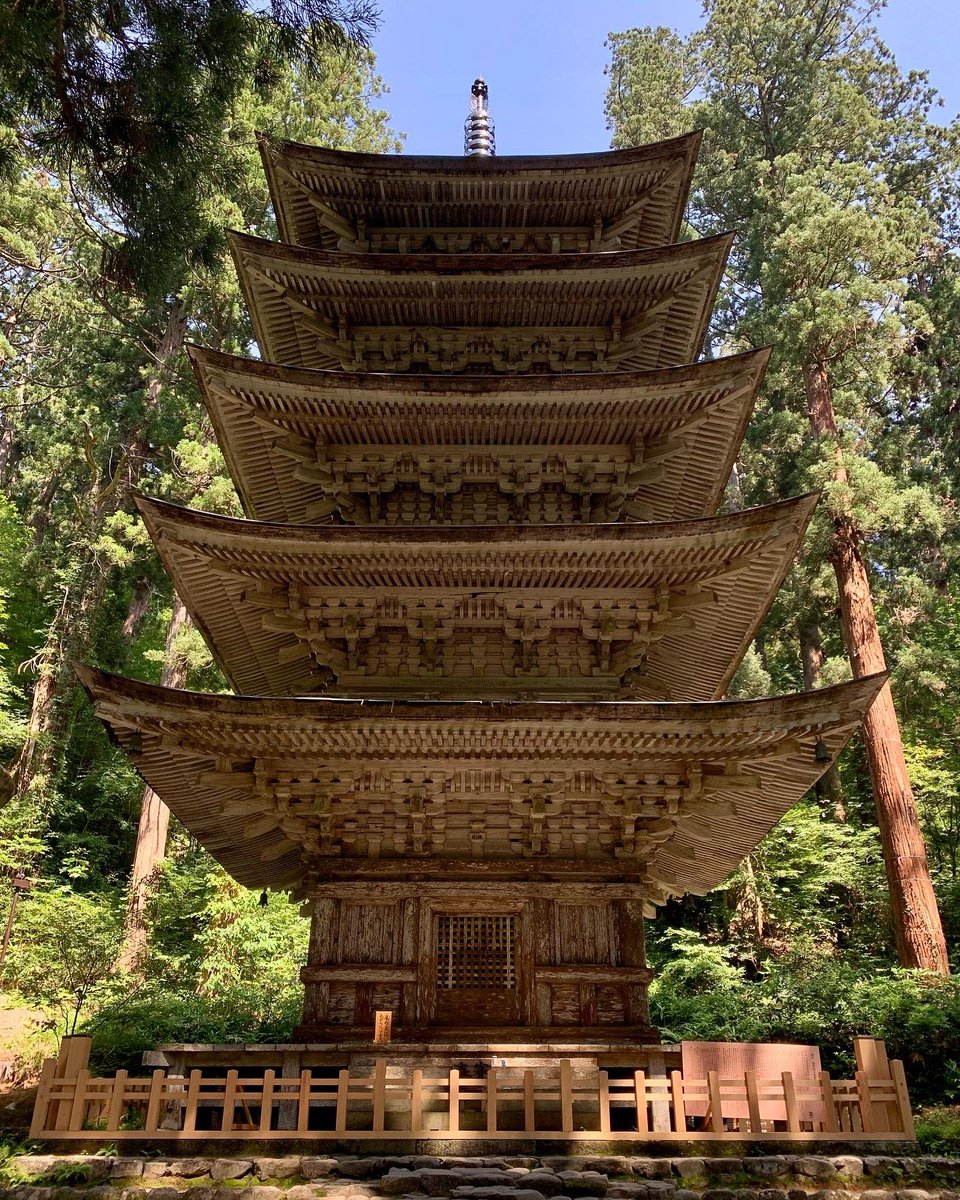 ayaca514's tweet photo. 来年から2年間工事が始まるらしく見られなくなるので見たい方はお早めに⛩

#羽黒山五重塔 

#田舎 #自然 #丁寧な暮らし #空気が美味しい #心の栄養補給 #青空 #空が広い #田舎暮らし #夏休み #私の夏休み #山形県 #羽黒山 #パワースポット #五重塔 #国宝 #出羽三山 https://t.co/WEusfKR3wx