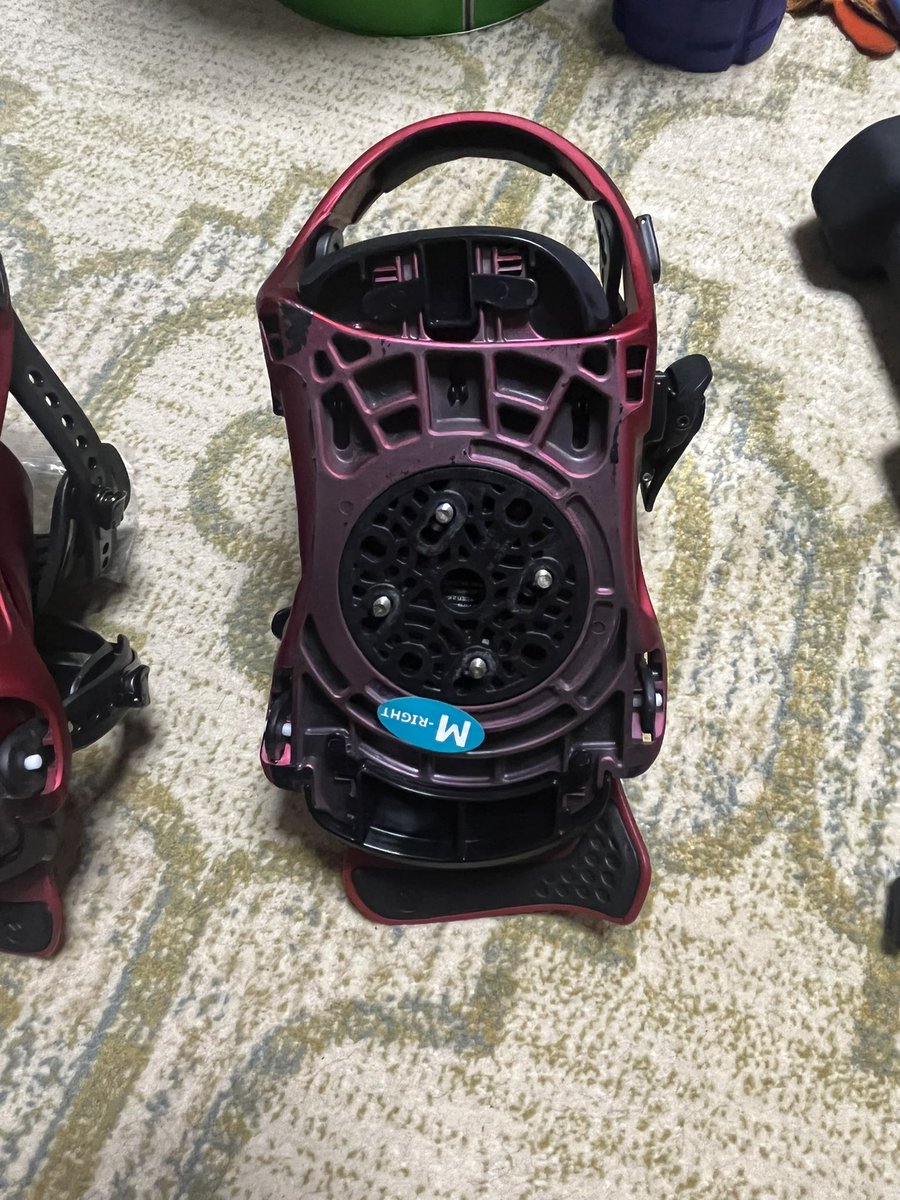 peco_z12b2's tweet photo. 冬仕度第1章
FLUXdsにスタビライザーなる物が有るのを忘れてた!
何の為に有る?無くても充分安定してるけど🙄
とりあえず装着!なんか違和感
付け方間違って無いか🫣?
hey!Twitterスノボー民!
教えてスタビライザーの付け方合ってるか⁈
早よシーズンこーい!
#FLUXds
#スノボー https://t.co/NasIAiTeMF