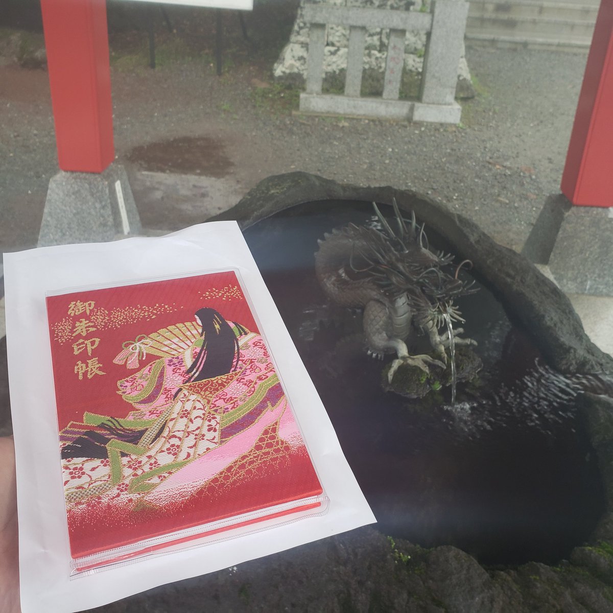 JUN09184's tweet photo. 赤城神社⛩️(前橋市)

さすがに台風まえだったので参拝客も少なく霧がヤバかったです😅
帰りは花火をみて帰りました✨🎆🎇

#赤城神社
#前橋花火大会 https://t.co/WszHRo5xem