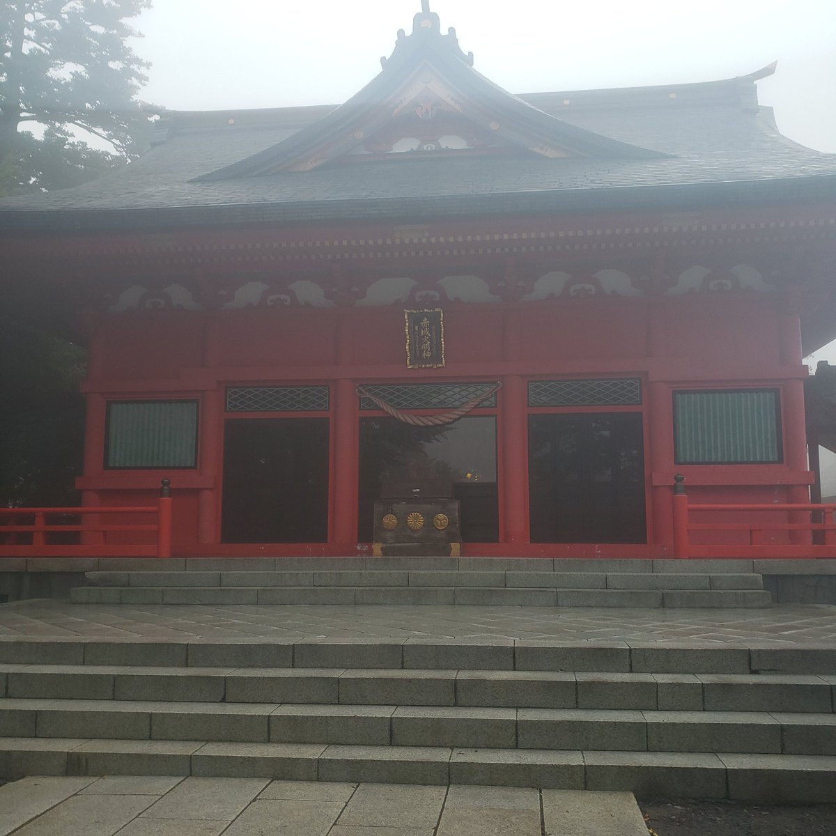 JUN09184's tweet photo. 赤城神社⛩️(前橋市)

さすがに台風まえだったので参拝客も少なく霧がヤバかったです😅
帰りは花火をみて帰りました✨🎆🎇

#赤城神社
#前橋花火大会 https://t.co/WszHRo5xem