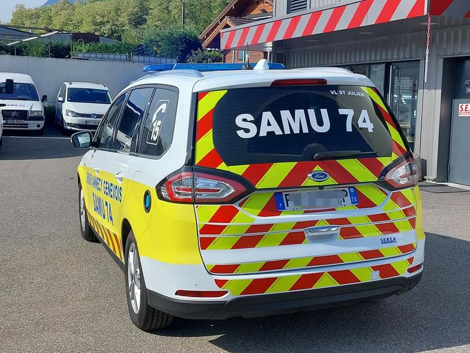SAMU74's tweet photo. 🚓 Un nouveau véhicule d'intervention pour les équipes du #SMUR Saint-Julien. Le fruit d'une collaboration entre la société #SEREA équipements Chambéry et les ambulanciers #SMUR @HopAnnecyStJu au service de la population.
Rejoint prochainement par 2 futurs VLM #Ford @FordFrance. https://t.co/GX8e2MqVTx