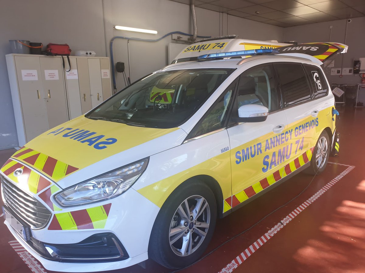 SAMU74's tweet photo. 🚓 Un nouveau véhicule d'intervention pour les équipes du #SMUR Saint-Julien. Le fruit d'une collaboration entre la société #SEREA équipements Chambéry et les ambulanciers #SMUR @HopAnnecyStJu au service de la population.
Rejoint prochainement par 2 futurs VLM #Ford @FordFrance. https://t.co/GX8e2MqVTx