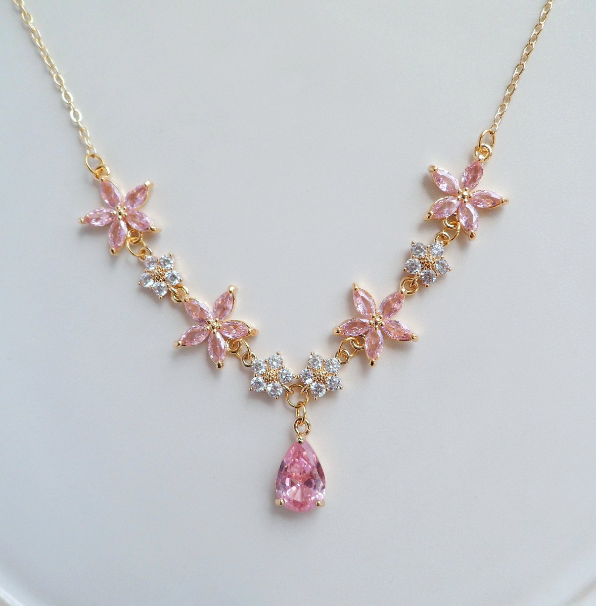 shoplalisa's tweet photo. Dewdrop Blossom Necklace ☁️🌸 https://t.co/Vs07SDJBja