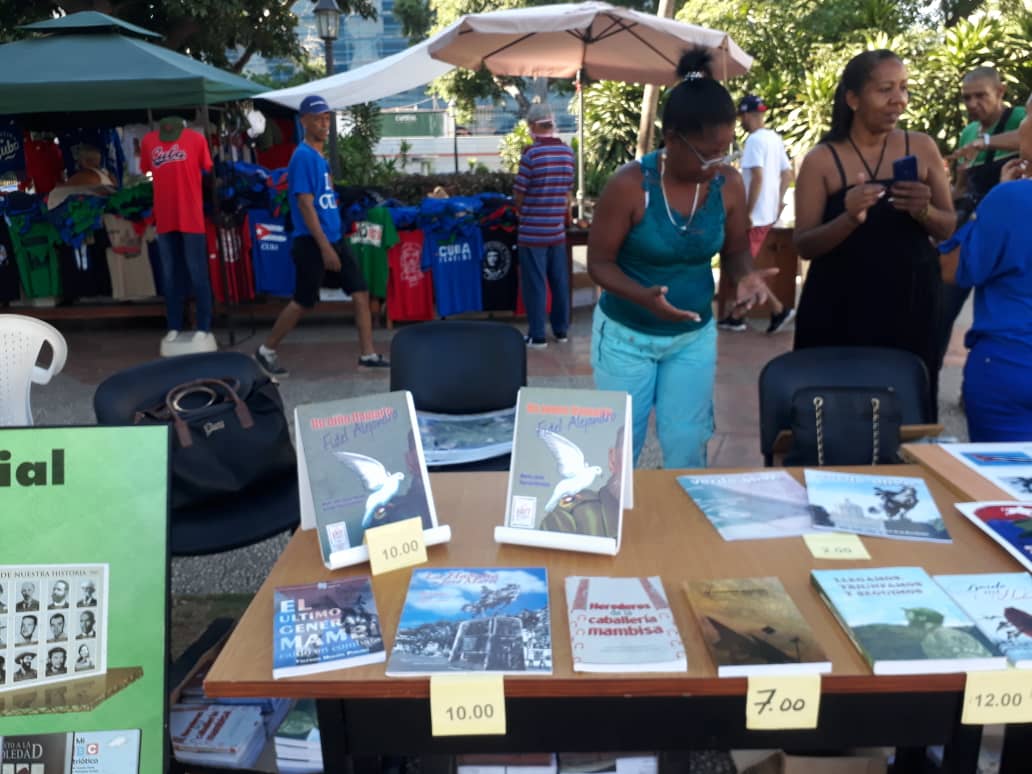 cubano_libro's tweet photo. Ya se organiza el espacio #SábadodelLibro📚 desde el Parque Central donde celebran actividades en homenaje al 96 aniversario del natalicio de nuestro Comandante #FidelCastroRuz.
#LeerEsCrecer
#96Fidel #FidelPorSiempre #FidelCastro #FidelEsFidel https://t.co/GtB6oblBSn