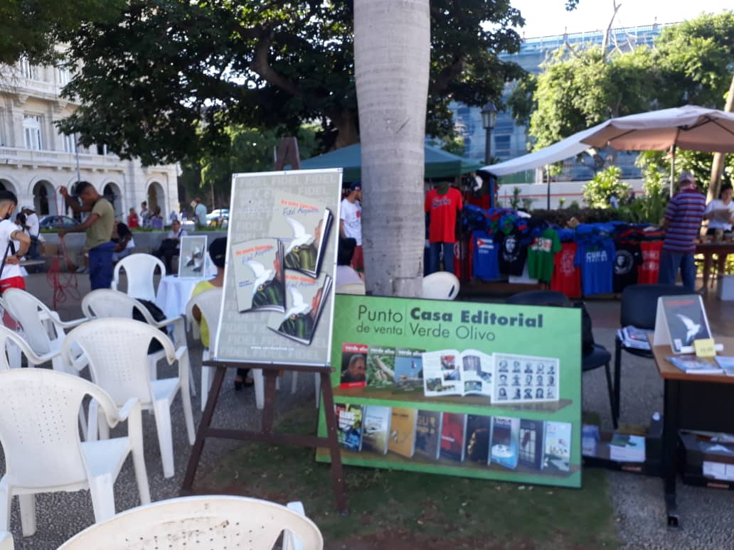 cubano_libro's tweet photo. Ya se organiza el espacio #SábadodelLibro📚 desde el Parque Central donde celebran actividades en homenaje al 96 aniversario del natalicio de nuestro Comandante #FidelCastroRuz.
#LeerEsCrecer
#96Fidel #FidelPorSiempre #FidelCastro #FidelEsFidel https://t.co/GtB6oblBSn