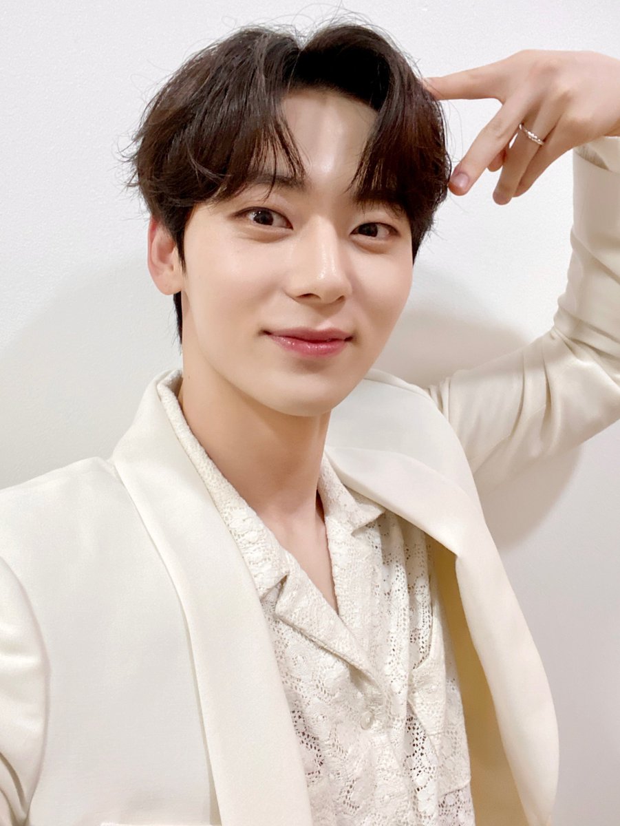 MINHYUN_PLEDIS's tweet photo. [#Moment_H]📸
8월의 어느 날 같은 온도의 추억을 느끼며
행복하고 빛났던 두 번째 <나의 여름> 🌿 

황민현의 일 순위❣️ 황민현의 전부❣️
황도들, 황도해🍑🧡

#황민현 #HWANGMINHYUN #나의여름 https://t.co/FBNcTBx4zD