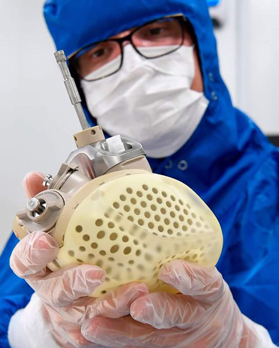 ab2kone's tweet photo. (⛑️) Voici le 1er cœur complètement artificiel a avoir été greffé avec succès ! ❤️🤖

C'était en juillet 2021 : l'hôpital universitaire de Duke a transplanté un cœur totalement artificiel chez un homme de 39 ans qui a connu une insuffisance cardiaque soudaine. https://t.co/yTkt5qHT3J