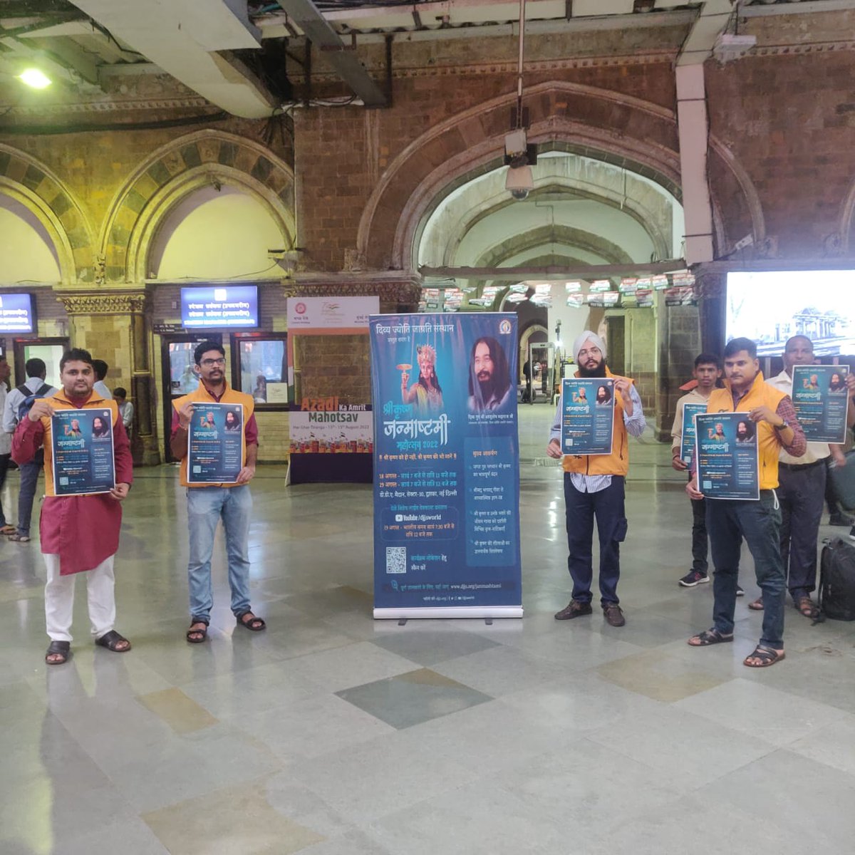 SANTOSH32117679's tweet photo. @djjsworld Branch - Chakan, (Pune) Maharashtra informed people about Janmashtami program by YPSS at CSMT station Mumbai and people participated with interest in our program.
@Vnand01 @Umeshanand159
@MinOfCultureGoI @Dev_Fadnavis @mieknathshinde
#respectyourflag
#harghartiranga https://t.co/dAHqPK6R4r
