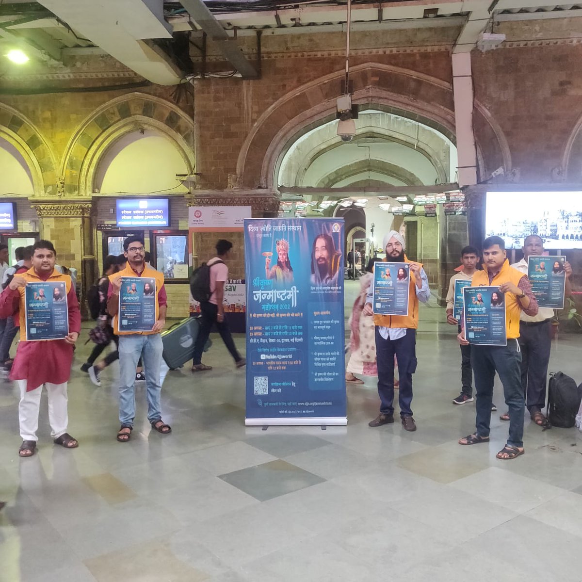 SANTOSH32117679's tweet photo. @djjsworld Branch - Chakan, (Pune) Maharashtra informed people about Janmashtami program by YPSS at CSMT station Mumbai and people participated with interest in our program.
@Vnand01 @Umeshanand159
@MinOfCultureGoI @Dev_Fadnavis @mieknathshinde
#respectyourflag
#harghartiranga https://t.co/dAHqPK6R4r
