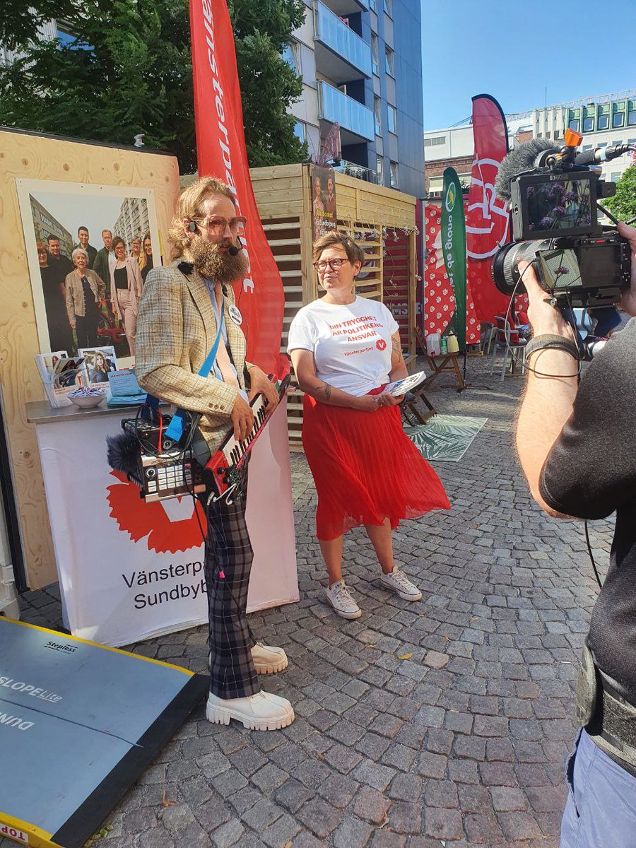 v_Sundbyberg's tweet photo. Komikern Henrik Nyblom @HenrikNyblom intervjuar vice gruppledare Towe Bengtsson vid vår valstuga i centrala Sumpan. ❤️🌈
#valet2022 #kultur https://t.co/VJZ9jyUTK3