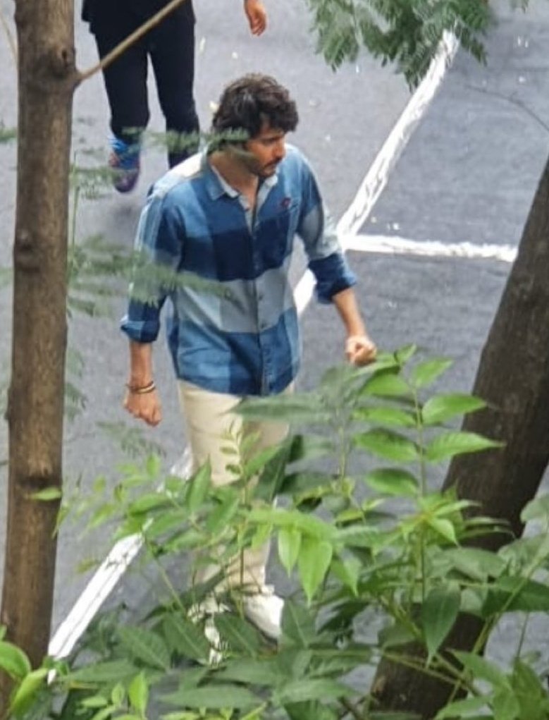 SSMB_WORLD's tweet photo. Ayyoo Chudandi Saarruu, Mana SUPERSTARuuuu🥵🥵🔥🔥
Mass look #jaibabu
#SSSMB28 @urstrulyMahesh ⭐💥 https://t.co/7eE8rMAGrJ https://t.co/RQ8KhRGpVU