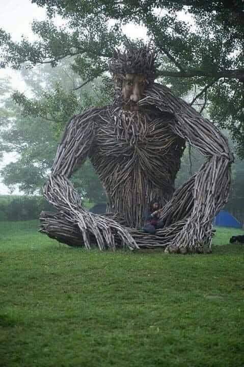 RincnCuriosoo's tweet photo. Escultura de madera flotante del artista Paul Baliker. https://t.co/AaEU2jtM73