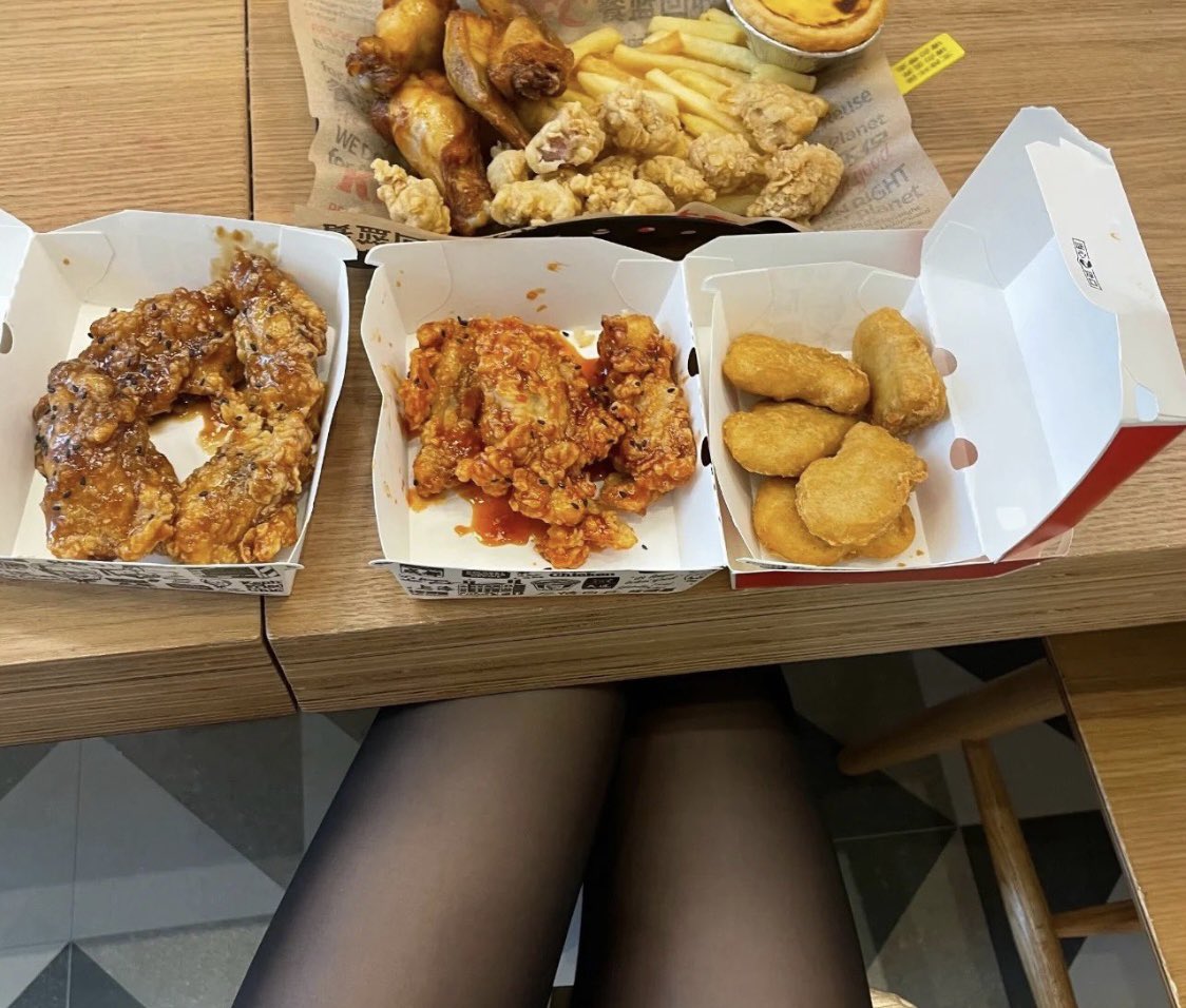 xiaopingguo678's tweet photo. 这个就是我今天得晚饭😋 一个人吃，不如两个人 #肯德基 #薯条 #少妇 https://t.co/uexcuyBHLp