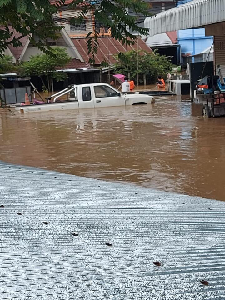 แม่สาย .. ระทม ‼️😰

สาเหตุน้ำท่วมหนักทั้งฝั่งพม่าและไทย ต้นเหตุมาจากเขื่อนดินในพม่าแตก มวลน้ำจำนวนมากจึงเคลื่อนเข้ามาทางสะพานข้ามลำน้ำสายแห่งที่ 1 เข้าท่วมหนักทั้งฝั่ง อ.แม่สาย จ.เชียงราย และ จ.ท่าขี้เหล็ก พม่า ตั้งแต่กลางคืนที่ผ่านมา 

#น้ําท่วมเชียงราย #น้ําท่วมแม่สาย #แม่สาย