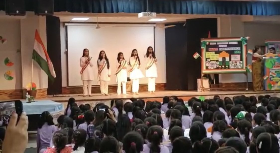 NarulaHarbeer's tweet photo. Independence Day celebrations
@skv1003026 #Har hath Tiranga
#joyous moment #moment of pride
#Welcome of Our SMC members #multifarious performances #students & teachers #full of Josh
#Deshbhakti #Songs,Ballad,Chants #Jai Hind,Jai Bharat
@Dir_Education @PbpandeyB @Amit1983sh https://t.co/1stHqZUpr8