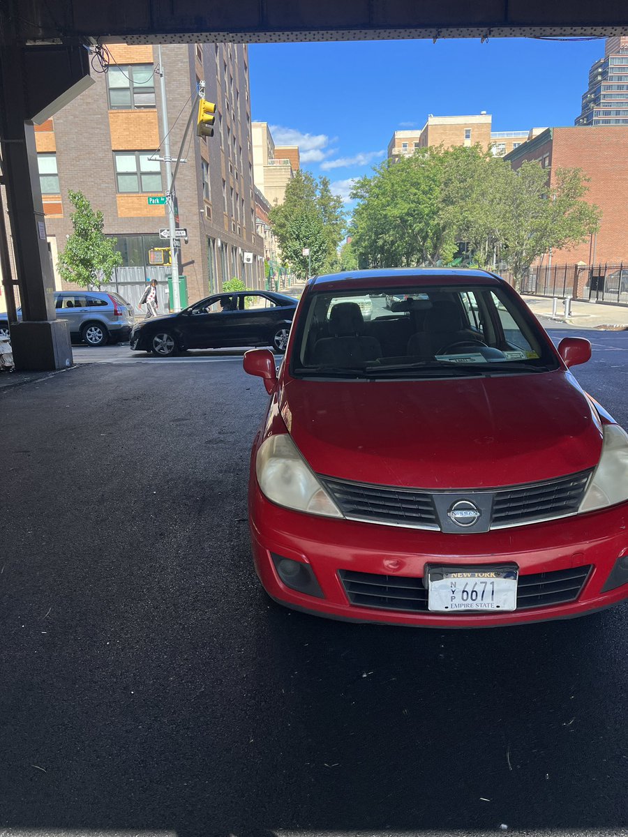 dank_adyrov's tweet photo. Who's reporter is using their press plates to illegally park on a nyc crosswalk? @StreetsblogNYC is there a way to look them up? https://t.co/NPduEKJO2i