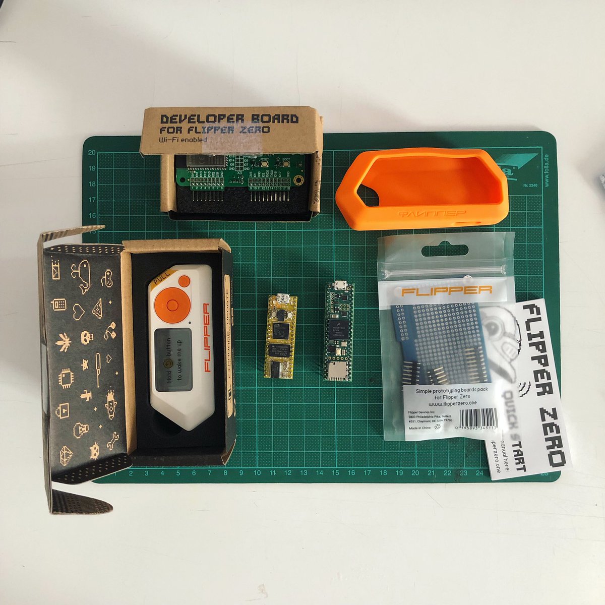 MarkMushiva's tweet photo. Technologically blessed this August, daisy seed & flipper zero for the weekend downtime ๐
#daisyseed #flipperzero #blackmaker #blerd https://t.co/K0a2lA0pOC