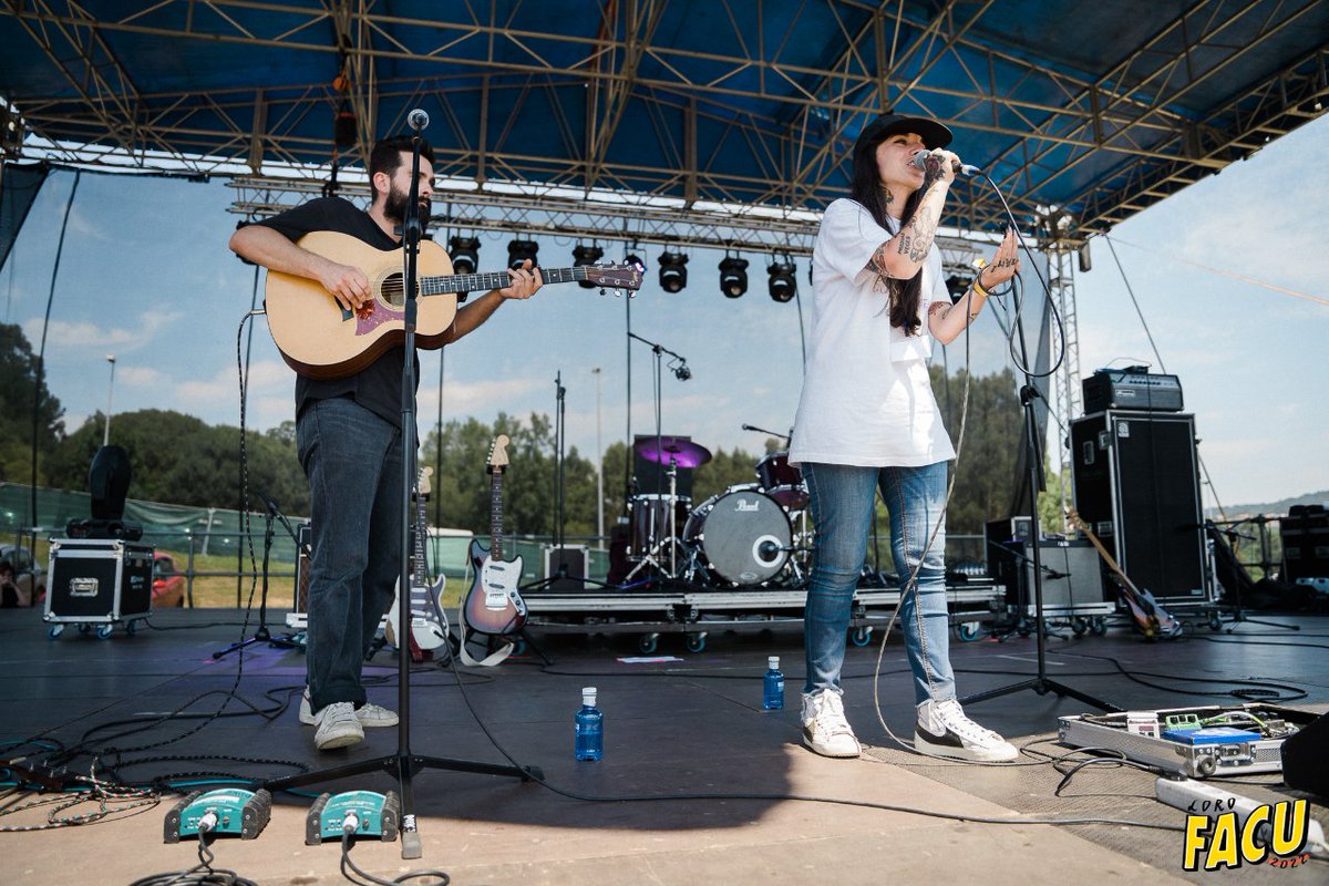 Aínda se nos eriza a pel pensando no emocionante que foi o #NonQueroRosas 🚫🌹

Grazas por regalarnos a vosa palabra, Andrea Valle, Samuel París e Nuria Vil, e grazas, Lúa Mosquetera, por saber guiar e coronar este recital precioso.

Non lles perdades a pista, porque paga a pena!