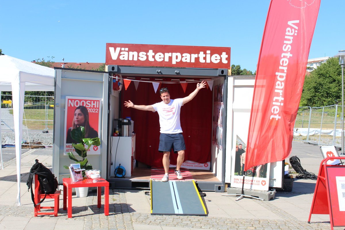 v_Sundbyberg's tweet photo. Gruppledare Moises Ubeira pepp på valrörelse, kom till Rissne och snacka politik! @vansterpartiet
 Valdeltagandet var lågt i Rissne förra mandatperioden, något vi vill ändra på, så glöm inte att #rösta !!
#valet2022 #demokrati https://t.co/Et8Bgg0Y7o