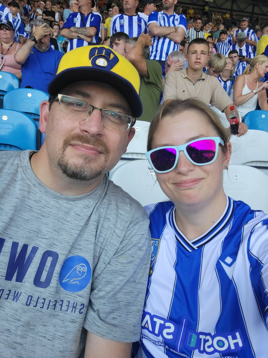 jmlauritch's tweet photo. Greetings from two very excited American fans! #SHWCHA #WAWAW https://t.co/2Sw63H3Y0w