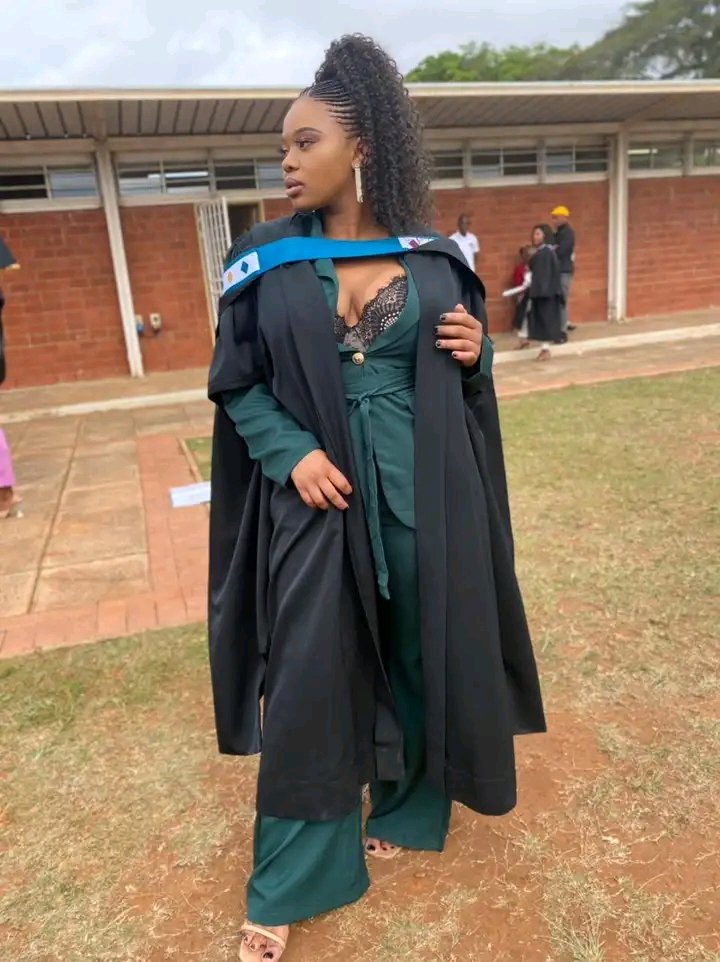 uluzqueen's tweet photo. Graduate ngabe niyali follower mese nili dm nge voucher lenze imali kule weekend 😩😂, bengimuhle guys💕 https://t.co/BaDCFo8Knz