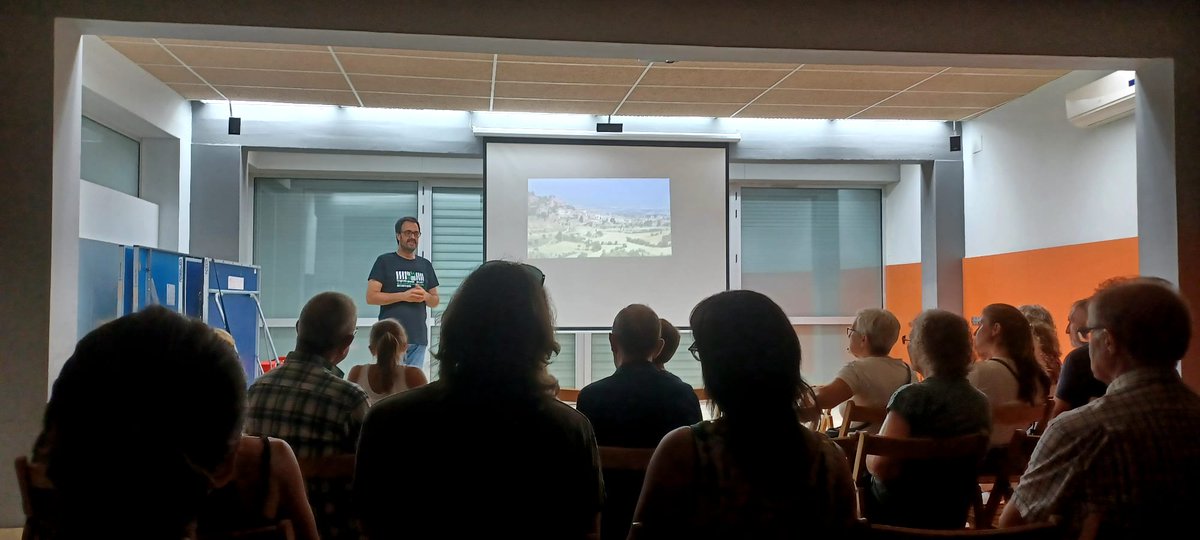 daniesfra's tweet photo. En La Guàrdia Lada, a la sub-comarca segarrenca de Els Comalats, dominen els cultius herbacis de secà (71,8% supf) com a hàbitat encara ric en elements que afavoreixen la biodiversitat: marges arbrats, terrasses amb murs de pedra seca, cabanes. #LaGuardiaLada #laSegarra https://t.co/hGJZP4iHBM