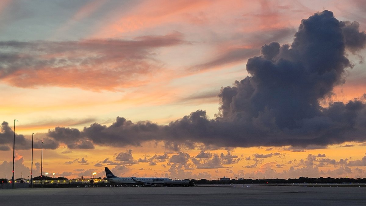 TheHubSports's tweet photo. It's Super Saturday here in PBI. The Super Team is dialed in and we are off and running. Gonna be a great day. Have an amazing day everyone!! #teamb6pbi #jetbluesofly #yesjetblue @HelloJetBlue @JetBlue @YQRamos @flyPBI https://t.co/csGzrkx9bX