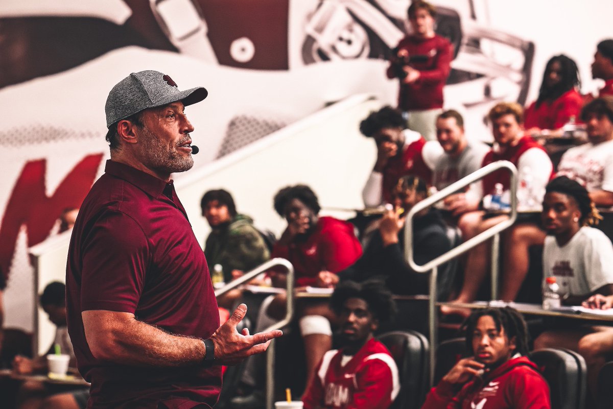 AlabamaFTBL's tweet photo. "Where focus goes, energy flows." 

Thank you, @TonyRobbins for taking some time and talking with the team last night. https://t.co/0e81z2XHA6