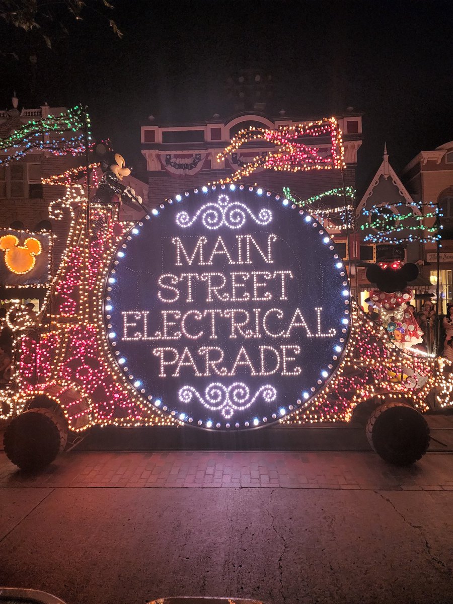 PGSLE's tweet photo. So great watching The Main Street Electrical Parade @Disneyland last night during its 50th summer with @mbowling121 and @maryjomw from The @DISUnplugged Disneyland Edition.
#DISUnplugged https://t.co/3QUxZFI8Ym