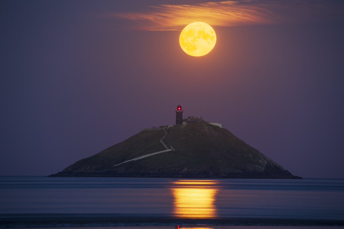 Another Supermoon shot from last Thursday on Ballinamona Strand, East Cork……,
#supermoon @Ballynamona <a href="/BallycottonIRE/">Ballycotton</a> <a href="/corkbeo/">Cork Beo</a> <a href="/photopills/">PhotoPills</a>
