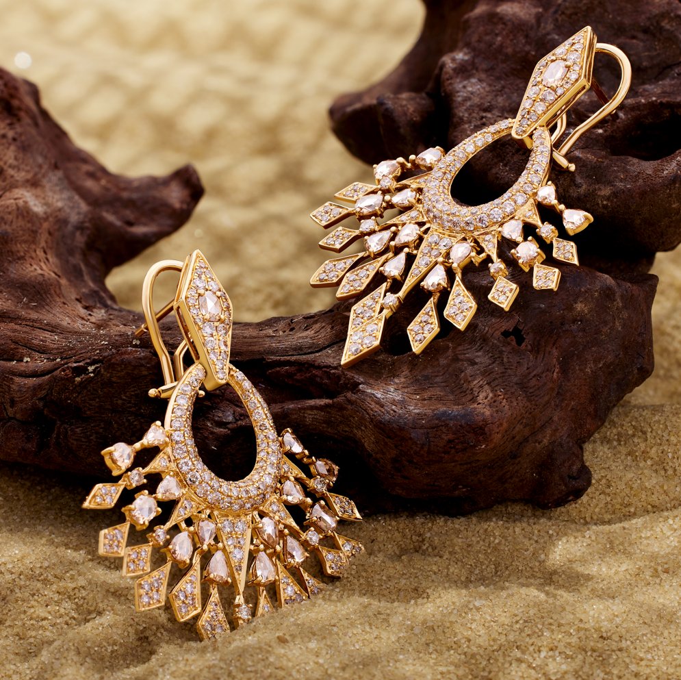 RdeVersailles's tweet photo. A sparkle like no other! ✨ Stand out in our drop dead gorgeous gold and diamond jewellery!
#summer #jewellery #diamonds #diamondjewellery #earrings #BloorYorkville #Toronto #Yorkville #RdeV #RoyaldeVersailles https://t.co/o7qYw38jOV