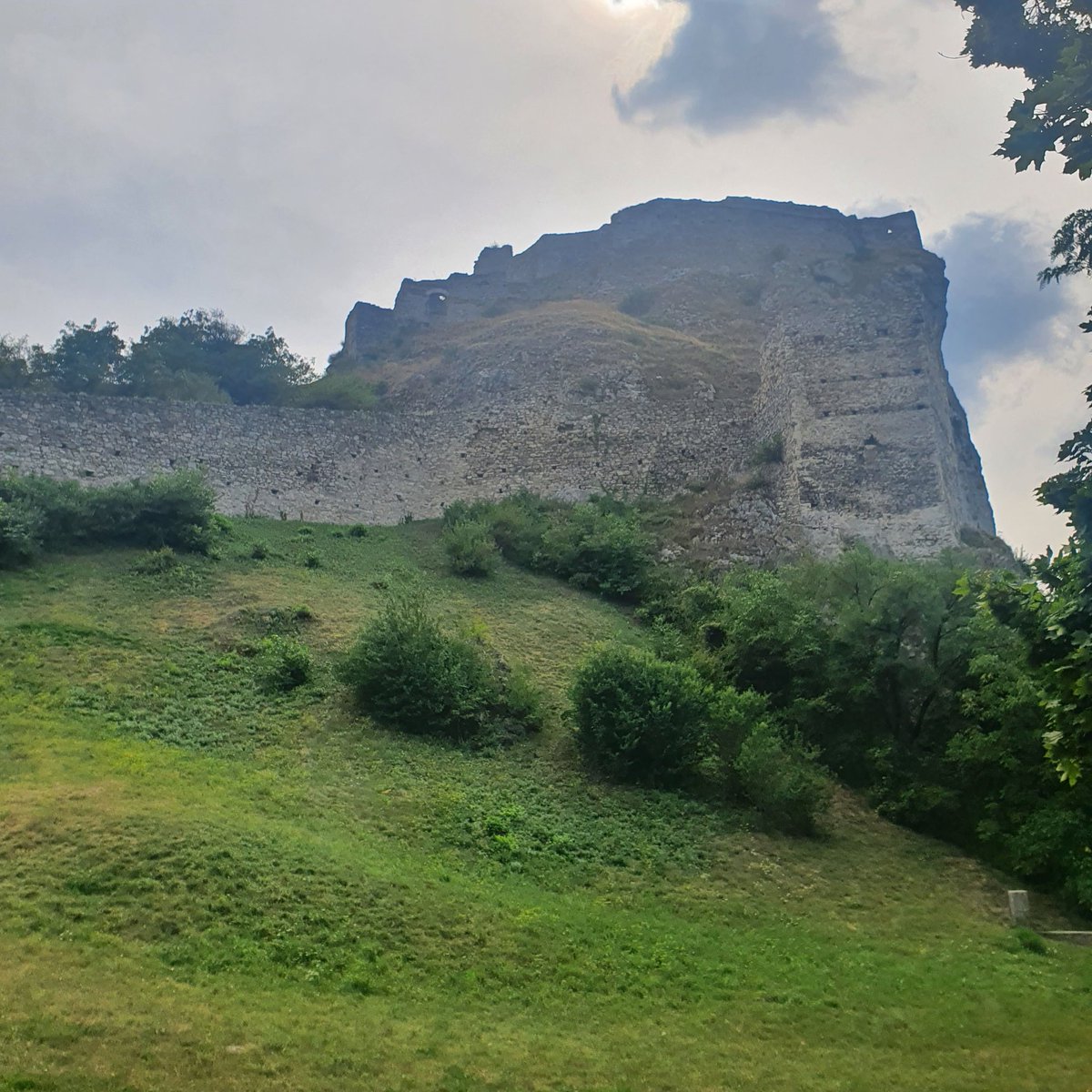 MarcelaM11's tweet photo. The Morava River, the border between #Austria and #Slovakia. It empties into the Danube at #DevinCastle, just west of #Bratislava 🇦🇹🇸🇰🇪🇺.

The Gate of Freedom Memorial is commemorating the victims who tried to escape from the #IronCurtain to 🇪🇺 until 1989. #NoWalls #BerlinWall https://t.co/KdyFaoTzan
