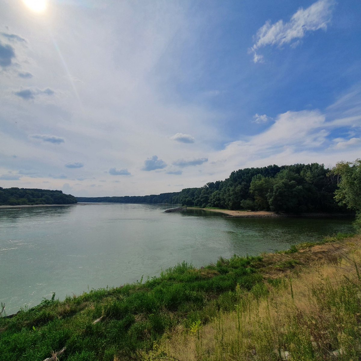 MarcelaM11's tweet photo. The Morava River, the border between #Austria and #Slovakia. It empties into the Danube at #DevinCastle, just west of #Bratislava 🇦🇹🇸🇰🇪🇺.

The Gate of Freedom Memorial is commemorating the victims who tried to escape from the #IronCurtain to 🇪🇺 until 1989. #NoWalls #BerlinWall https://t.co/KdyFaoTzan