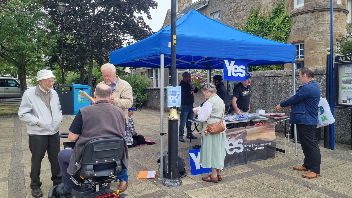 lorrainecarson2's tweet photo. @YesRosCataibh on Alness High Street for @believeinscot day of action #yes https://t.co/qSj5QeffkI