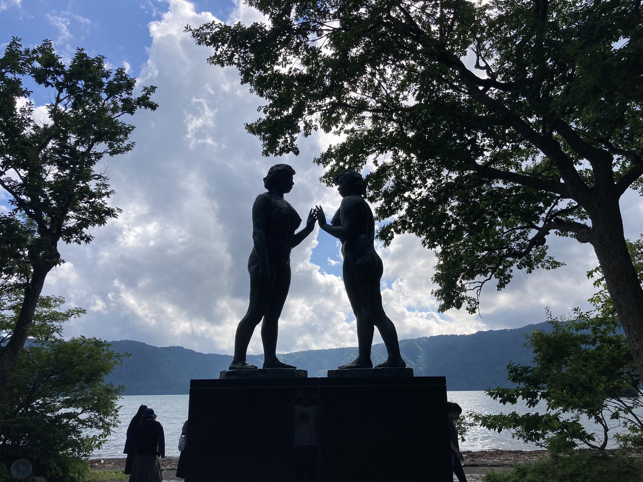 よーや 縁旅 乙女の像 十和田湖では有名な 高村光太郎作の像ということで シンボル的な存在なんでしょうか 景色も良い場所ですし 十和田神社への入口でもある場所です 結構人が集まって写真撮ってました 縁旅 青森 十和田湖