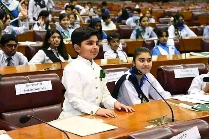 قومی اسمبلی کے سپیکر نے سکول کے بچوں کو قومی اسمبلی بلاکر ان کےاظہار مافی الضمیرکو سن کر میڈیاپران کی تقاریرشئیر کی جوکہ اچھااقدام ہے تاہم گلہ ضرورہےکیا مدارس کےبچے پاکستانی نہیں؟کیا مدارس کےبچےمحب وطن نہیں؟کہ وہ قومی اسمبلی میں بیان کرسکے؟مدراس کے بچوں کوکیوں اسمبلی نہیں بلائیں
