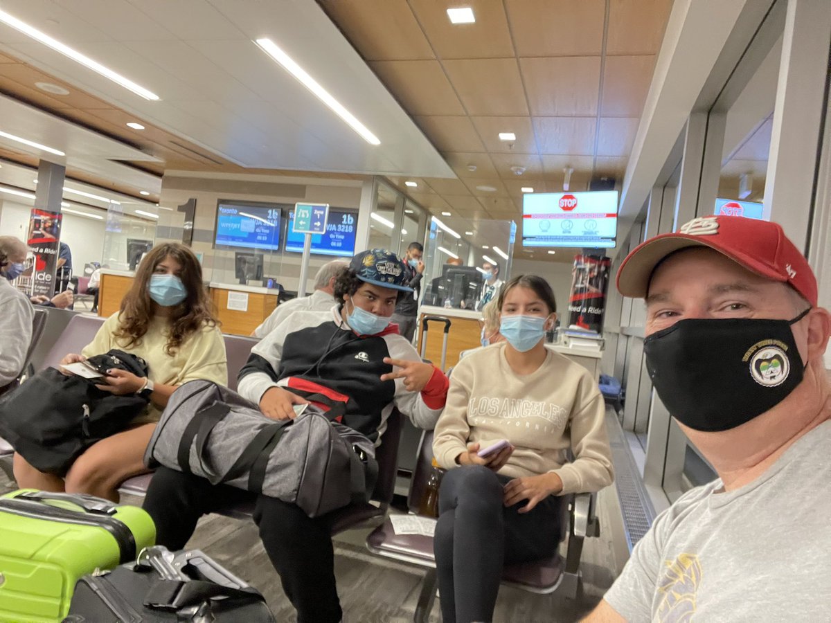 ash_gibbsblues's tweet photo. Day 1 Leaving Thunder Bay shortly to Toronto to begin our trek to Ottawa #ipcoyouthtrip #T3PS https://t.co/hNBl0zzTw0