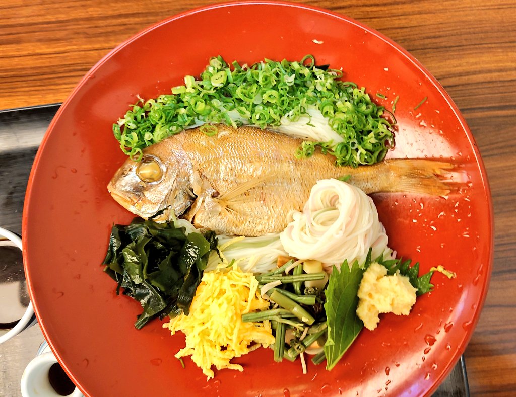 前回の 旅では鯛めしと子規の好きなもぶり鮨😋 今回は さんで小ぶりの が入った 🐟😋 で子規を演じた香川照之さんのサイン発見😍 今夜は5色 と道後オレンジエールで旅を懐かしむ🍻