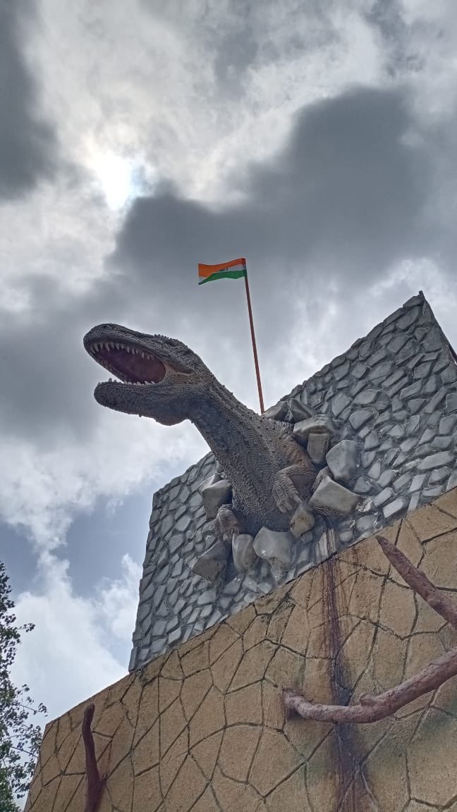 DrDinosaur2's tweet photo. It is indeed a proud moment for us to hoist the flag at India’s one of its kind dinosaur museum at #Rahioli- #Balasinor! 

#AzadiKaAmritMahotsav 
#HarGharTiranga 
@GujaratTourism @collectormahi @PrantBalasinor @Aaliyababi https://t.co/xvm0ewZBXa